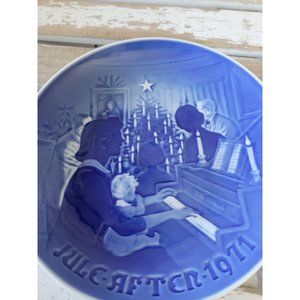 B&g Christmas at home 1971 piano blue plate Denmar